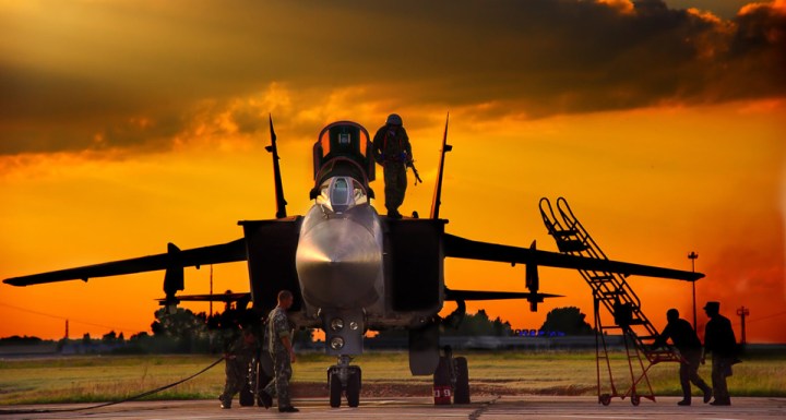 246277_mig-31_-istrebitel_-ayeroport_15c00x1000_(www_GdeFon_ru)